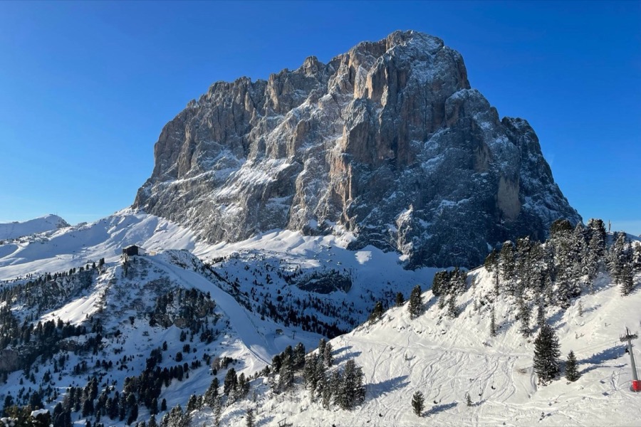 Verschneites Bergmassiv im Skigebiet
